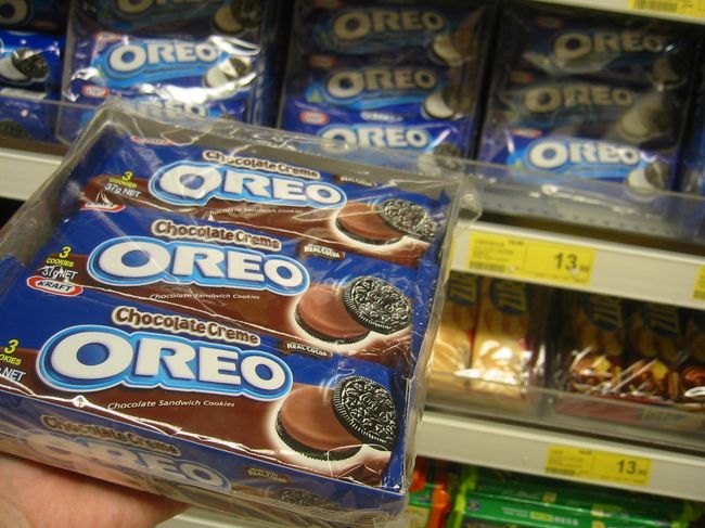 PARK'Nにて。オレオのチョコサンドの3枚入りが6パックでなんとHKD13！！