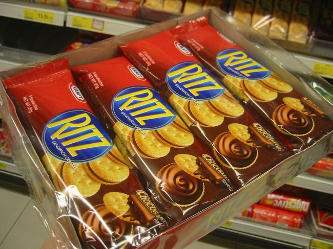 PARK'Nにて。リッツのチョコサンド3枚入りが8パックでHKD13　香港らしさはないけれどお土産に良いですよね