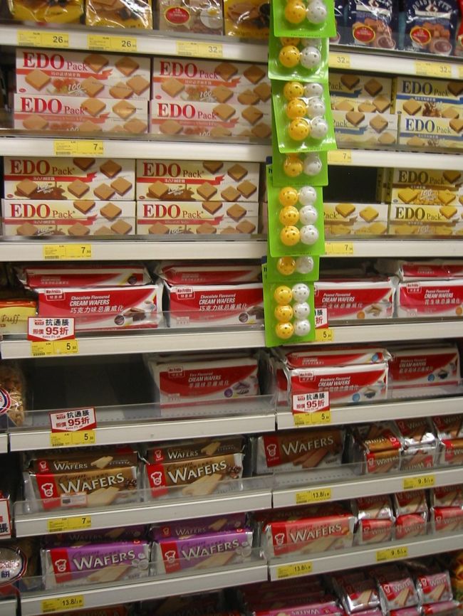 PARK'Nにて。もっといっぱいあったけどウエハース系の菓子だけでもこんなにあります。下のほうはメジャーなgardenのもの。