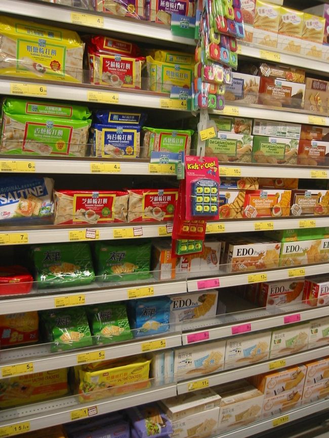 PARK'Nにて。クラッカー類だけでもこの画像以上に種類多いです。香港は15回以上行っているのですが、今回気がついたのは「EDOﾊﾟｯｸ」という文字をよくお菓子売場で見ました。小分けされてます、という意味なのか、菓子メーカー名なのかはよく見なかったのでわかりません。