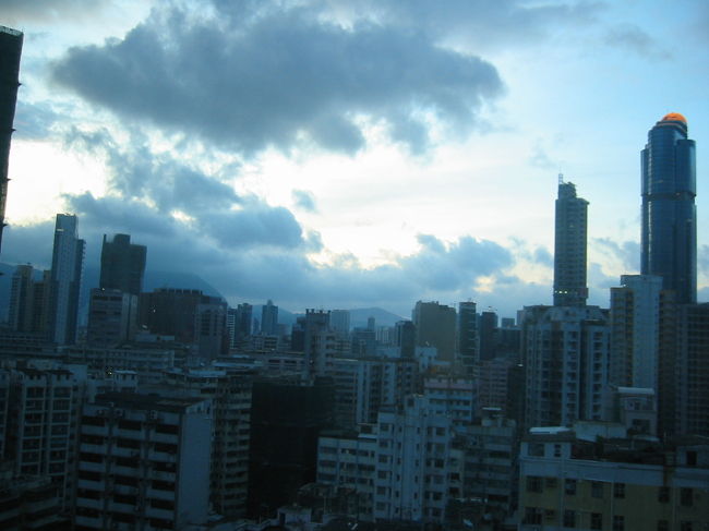 今回は少し郊外のホテルに滞在。明け方のホテルからの景色です。香港はいつも雲が近く感じます。