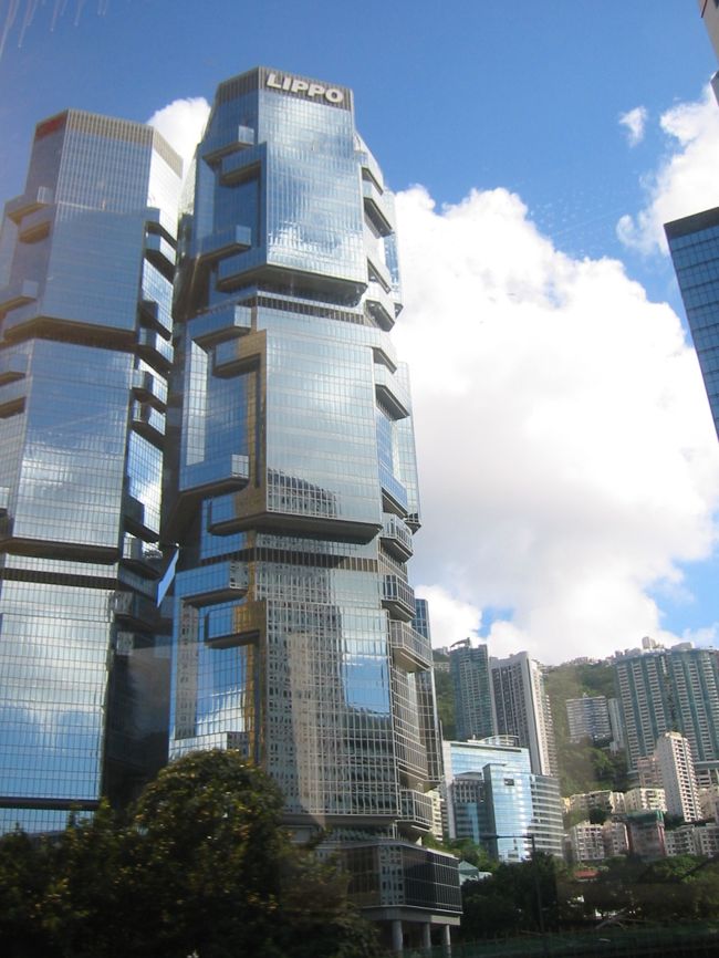 二階建てバスの２階の最前列の眺めの良い席で長い時間バスに乗ってみました。現地人は危険な席だからってあまり座らない席だそうです。眺めはとてもよかったです。