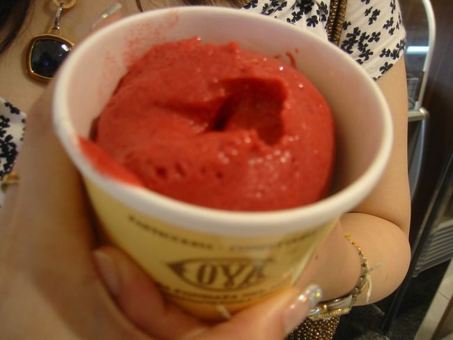 有楽町のペニンシュラホテル隣にあるCOVAも香港に吸う店舗あります。ミラノや有楽町よりもカジュアルな雰囲気ですが、香港の中では高級な雰囲気漂っています。これはテイクアウトのジェラート。カシス系の味を選びました。スプーンでテイスティング可能です。ちなみに写っているのは私ではありません。