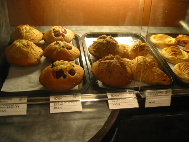 これもCOVAのテイクアウトできるマフィン。天辺がふくらんでボヨヨンとしています。一個HKD22　甘いもの食べてばかりだったので買いませんでしたが今では後悔しています。