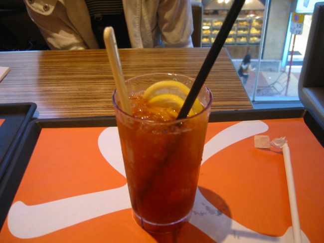 香港ではアイスティーといえば必ずレモンが入っています。しかも厚切りのが5枚くらい。スプーンで潰してレモン味を濃くして飲むのが現地人風とのこと。