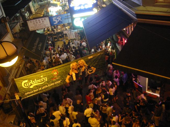 金曜の夜のランカイフォン。かなりクレイジーな状態でした。お店はほとんどオープンテラス風になっていてどの店からも爆音の音楽で、街中音楽と大声での話し声でｍ道は歩けないほどの人。主に白人ばかりです。セキュリティーの男性がお店のドアに立っていて変な人はお店に入れないそうです。