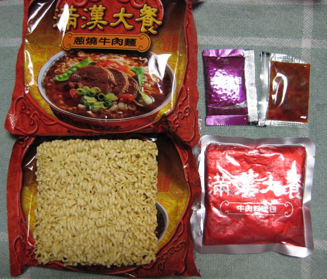 牛肉麺の中身はこんな感じ。<br /><br />具の肉のレトルトの袋が大きい！<br />麺も日本のものと比べると１.５倍位ありそうです。