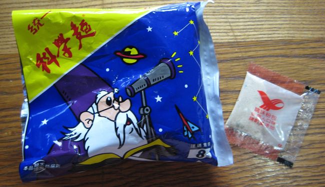 おまけで付いていた科学麺。<br /><br />お湯をかけてラーメンとして食べるより、<br />おやつ感覚でそのまま割ってスパイスをかけて<br />食べる方が一般的みたいなので、<br />そのまま食べてみました。<br />スパイスが効いててなかなか美味しい♪♪