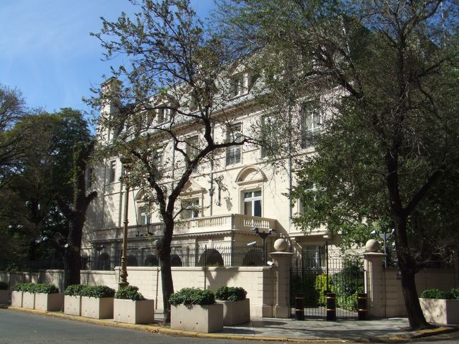 レコーターの街を歩きながら、パレルモへ。この辺は高級住宅街。"南米のパリ"と呼ばれるのが、ようやく分かった。