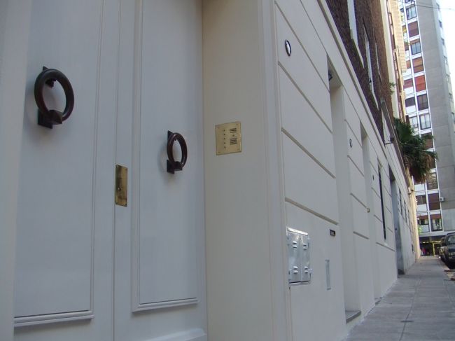 マンションの入り口。ホテルみたい。