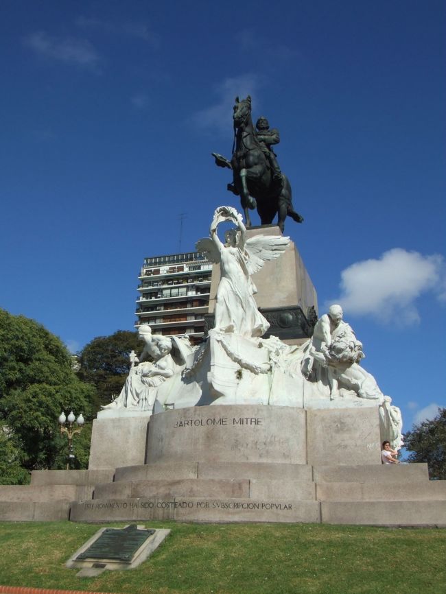 "Monumento al General Carlos M de Alvear"。落書きだらけやった。。。