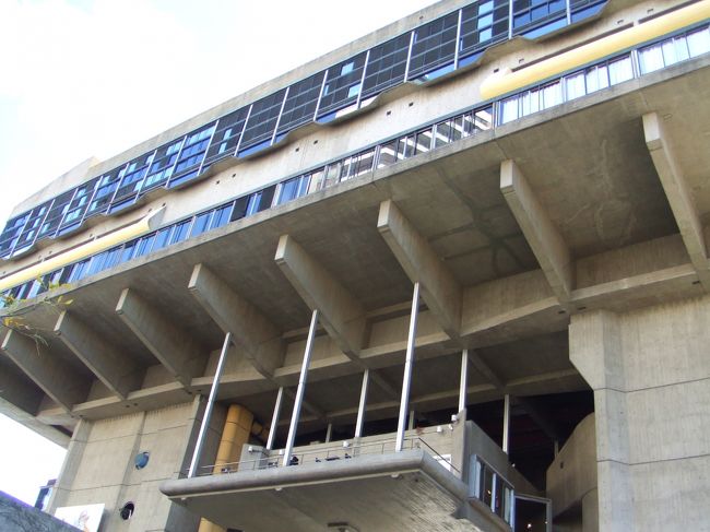 何か分からずに入ったら、図書館やった建物。市内が一望できた。