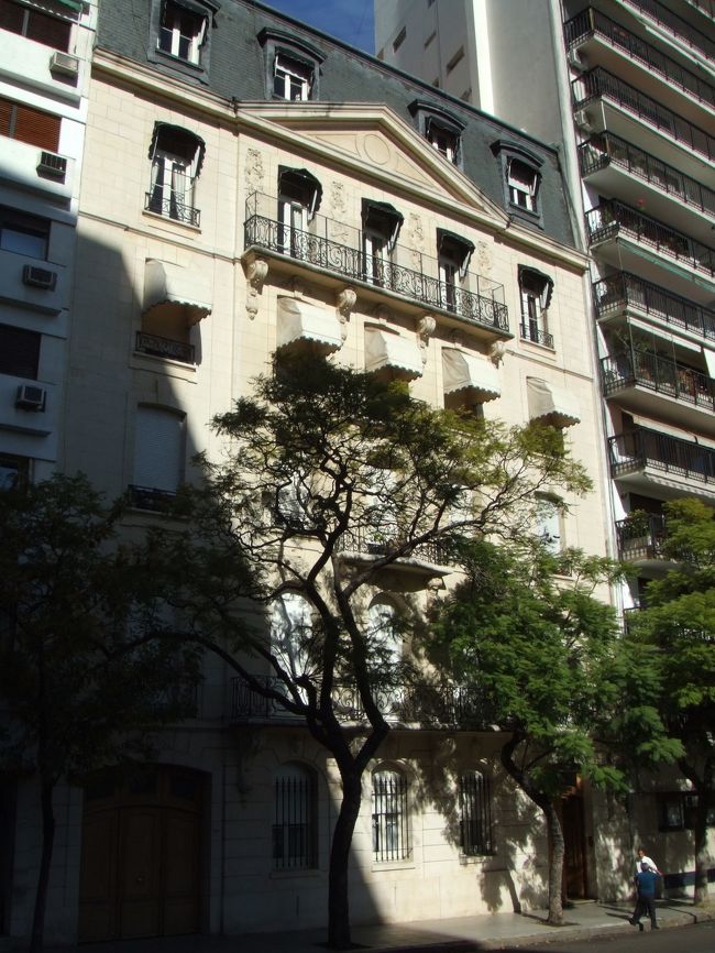 図書館の前にあるマンション。どことなくパリっぽい。(行ったことないけど。。。)