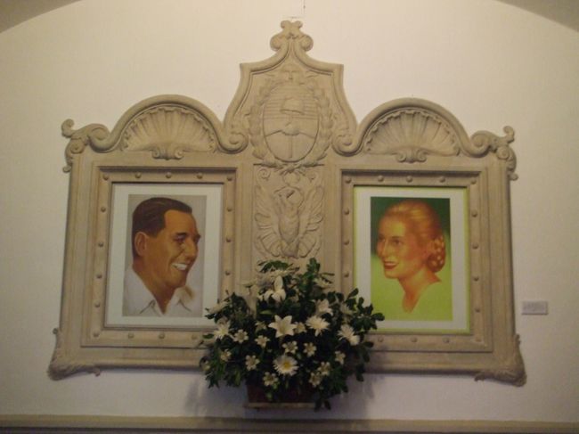 そんなに広くないけど、写真はもちろん、エバが着ていたドレスや映像や展示品の種類が豊富で、見ごたえがあった。エバをモチーフにした美術品もあり、彼女がどれだけ今のアルゼンチン社会に影響を与えたのかが、そして、いまでも国民に親しまれていることがよくわかった。