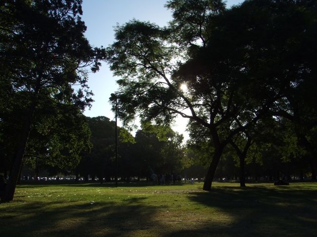 "Parque 3 de Febrero(パレルモ公園)"は、庶民の憩いの場。誰もがのんびり好きなことをしている。