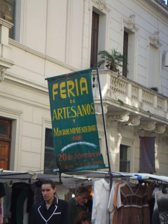 あっという間に最終日。フライトは夜なので、チェックインだけ済ませ、再びサンテルモへ。毎週末開かれるマーケットに。あまりアートには感心がないんで、それほど期待せずにいったら、それは予想以上に盛大で、いろんなお店があって、パフォーマーがいて、全然飽きなかった。ブエノスアイレスに行くなら、必見だと思います！