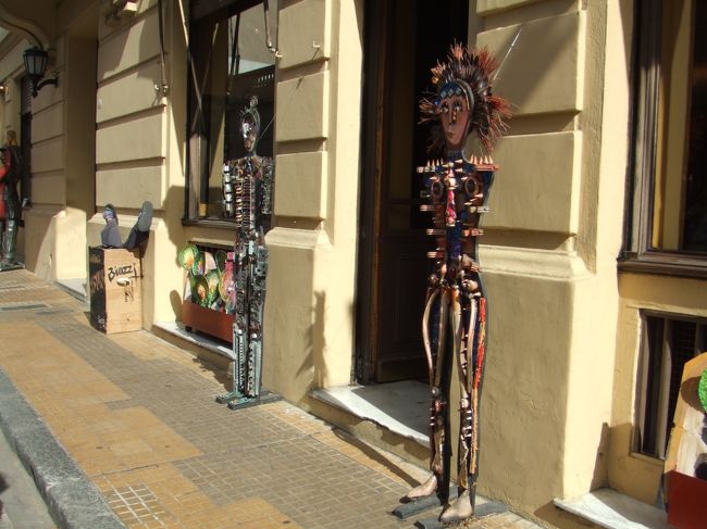 有名な美術家のアトリエらしい。中ではその有名らしいおじいちゃんが絵を描いていた。愛想の良い人で、片言の英語で「ゆっくり見ていってね」と言ってくれた。入り口では、二人のGentlemenに迎えられた。彼らの体は、いろんな部品で造られている。