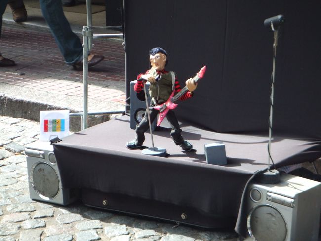 これ、あやつり人形。ロックに合わせて踊る歌う♪見てて飽きなかった。