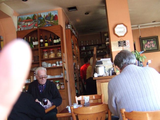 家族で経営してるらしい。お手伝いで働く弟を教えるお兄ちゃんが頼もしかった。お客さんはなぜか老人が多かった。