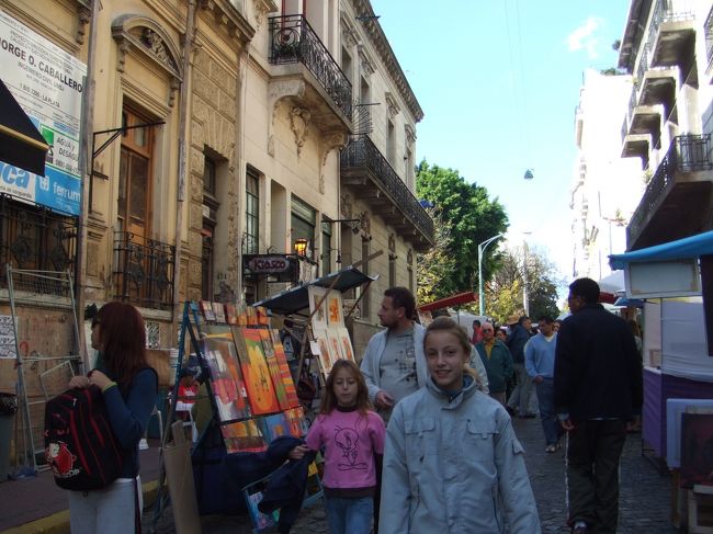 これは裏通り。表通りに行くと、人・人・人。