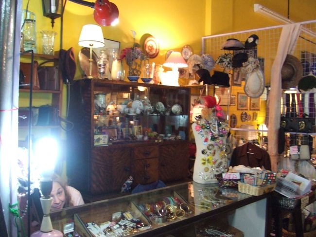 アンティークの布を買ったお店。「写真は嫌」と隠れたおばちゃん。