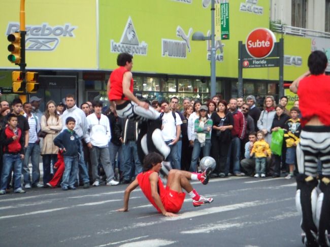 マーケットを後にしホテルに戻る途中に、スポーツブランドのプロモーションが行なわれていた。