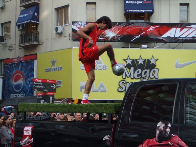 まるでボールが足にくっついてるみたい。観客からも"ブラボー！"