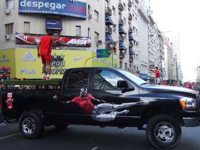 ちょうどこの頃、ボカ・ジュニオルスが勝利を決め、近くのカフェやレストランは盛り上がってた。お客さんだけでなく道を通る人達も皆、店内のテレビに釘付けになっていた。少し前に、近所の商店街の電気屋さんの前で千秋楽を見る地元の人達の姿を思い出した。<br />ホテルで荷物を受け取り空港まではタクシー。ドライバーはボカの大ファンらしく、かなり興奮してた。何言ってるか分からないけど、とりあえず一緒に、ボカ！ボカ!と盛り上がった♪