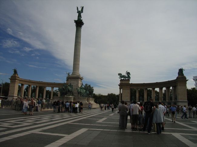 それぞれの都市に滞在している日は、半日が観光、半日がフリー、というかんじ。<br />パッケージツアーとしては、ゆとりのある内容となっているので、添乗員さんも「今回はご褒美的な仕事」？なんだとか。<br />そういうものなのか・・・<br /><br />なので、朝ごはんもツアーにしてはゆっくり普通の時間に？！食べられます。<br />９時出発で、観光はじまり。<br /><br />ここは、英雄広場だったっけ。