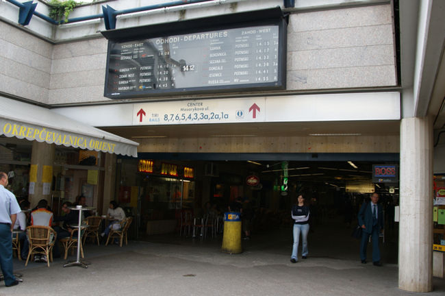 リブリューニャからバスで渋滞に巻き込まれ2時間。<br />ブレッド湖へ