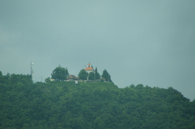 途中、丘の上にかわいい教会が。<br />週末のリブリューナっ子のピクニックコースとしても<br />人気があるそうです。