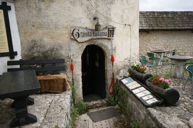 その奥にレストランがあります。夜も営業しているらしいです。