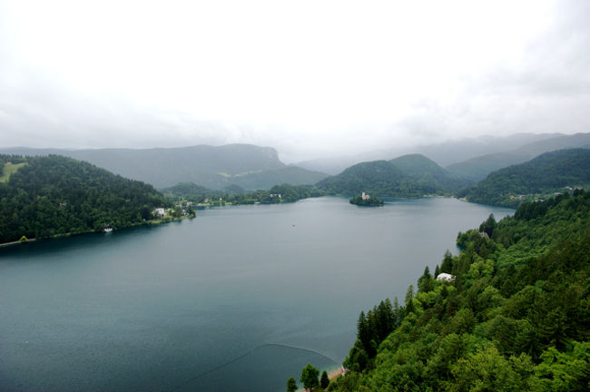 さらに奥に進むと<br />見えてきましたブレッド湖。<br />あいにくの曇り空でしたので<br />ちょっと中世ぽいかな。