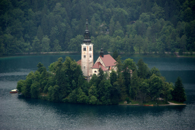 お城の前の広場にでました。<br />よく見る風景が広がります。<br />曇ってますが。