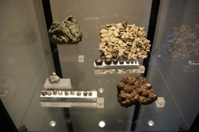 お城の中は、歴史博物館、売店、教会があります。<br />博物館は最近、新しくなったと見えてまだ、ちょっとペンキくさい。<br />ブレッド湖の地質学的なものから、この付近の風俗的なものまでいろいろ展示されています。