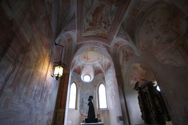 場内の拝礼所。マリア様がちょっと抽象的ですてきです。