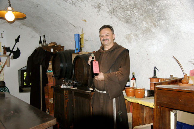 帰り＜本当は行き？＞のワインセラーのおじさん。結構、ナイスジョークで＜英語＞笑わせてくれました。<br />4日前に日本のナショナルテレビジョン＜たぶんNHK>が取材にきたそうです。手に持っているのは、おすすめの自分で樽から詰めて、封をしできる自分オリジナルのワインの見本。<br />自分はチトー大統領の好んだワインを買いました。2，3年寝かして飲むつもりです。