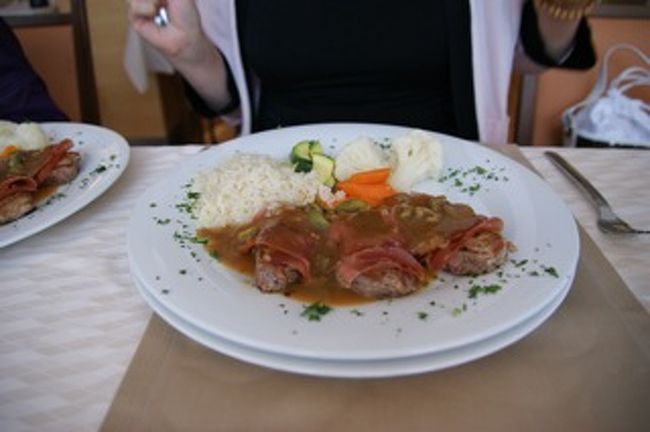 ホテルにチェックインして、晩ご飯。<br />子牛のソテーと