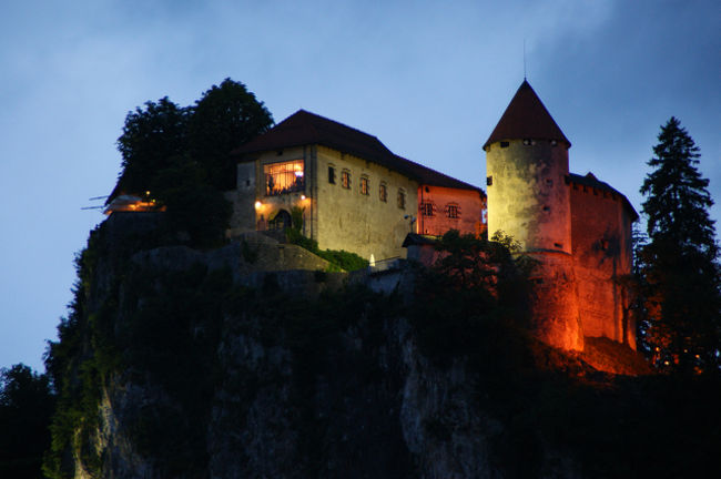 夕闇が深まるにつれ、建物が浮かび上がってきます