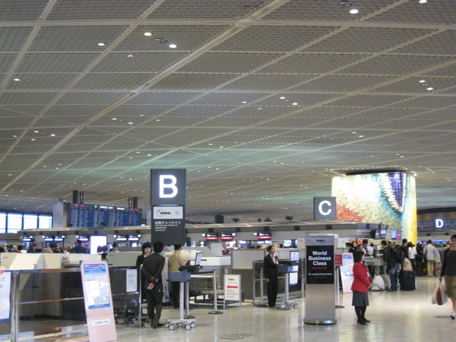 成田空港第2ターミナル。<br />GW真っ只中だったし、ニュースで3日が出国ピークと言っていたので、絶対混んでる！！と思い3時間前に張り切って到着！<br />って誰もいない！閑散としてました。<br />