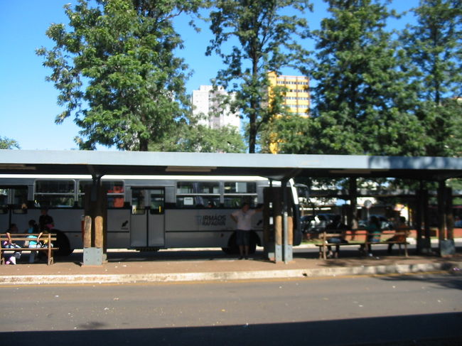 ここがフォス・ド・イグアスの近距離バスターミナルです。<br />どのバスに乗ればいいかきけば教えてくれますし、<br />公園いきはParque Nacionalとあります。