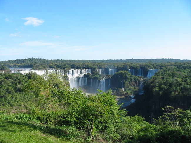 滝がみえてきて、徐々に興奮が。<br /><br />まわり歩いていた人たちも同じように感じていたようです。