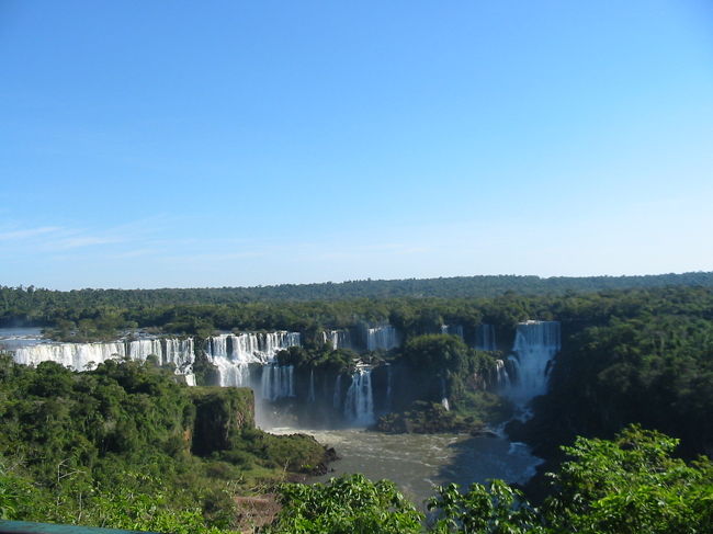 歩いている合間合間にいろんな角度から滝がみえます。