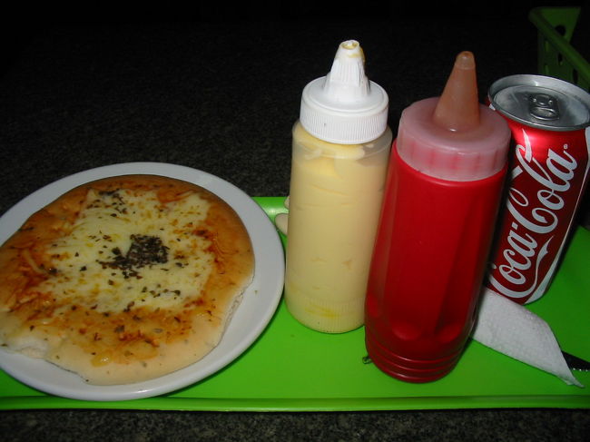 滝を堪能し、帰路へ。<br /><br />バスターミナルで腹ごしらえ。<br />ピザです。<br />ブラジルではピザをナイフとフォークで食べるそう。<br />炭酸苦手なのにコカコーラ…。