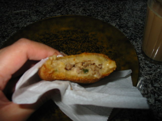 このコシーニャみたいなのの中身はひき肉。