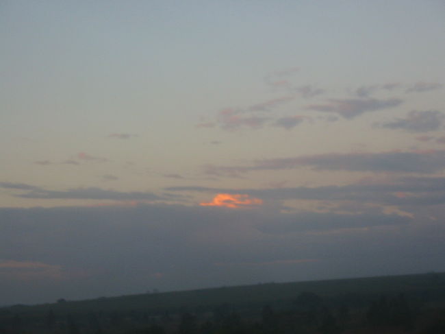 車窓からの朝焼け。<br /><br />今どこだろう？