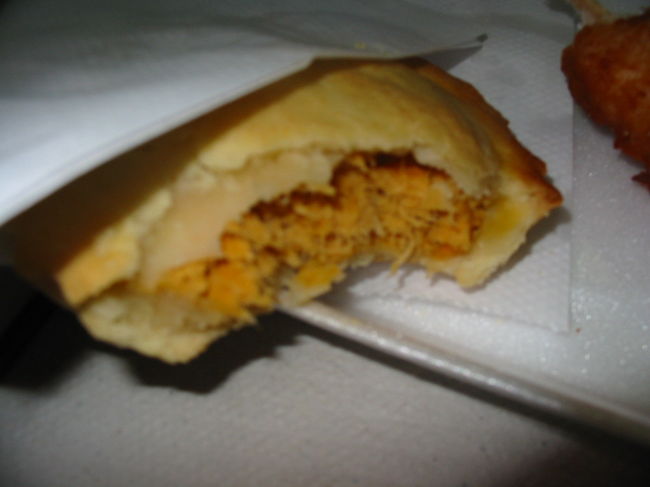 パイの中身はあの三角のコシーニャの中身と同じチキンでした。<br />やっぱ味濃いです。<br /><br />サンパウロはチエテ・バスターミナルに11時すぎに到着。<br />あれ？いきはバハ・フンダやったのに…<br /><br />16時間以上バスにゆられた私でしたが、<br />さらにここからバスで2時間半のアパレシーダという街にいってみました。<br /><br />次回?褐色の聖母の街アパレシーダです。