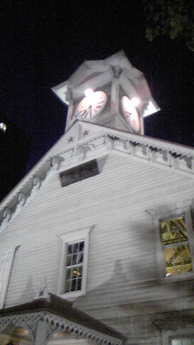 これが、噂の時計台ね・・<br />フッフッフッ・・しょぼいのよ〜！<br />見た人、全員言ってたけど、しょぼいわよ。<br />ライトアップされてなかったらとっくに通りすぎてたわ。<br />そんな場所にある時計台。<br />夜だったので、中にはもちろん入れなかったけど（−−；）