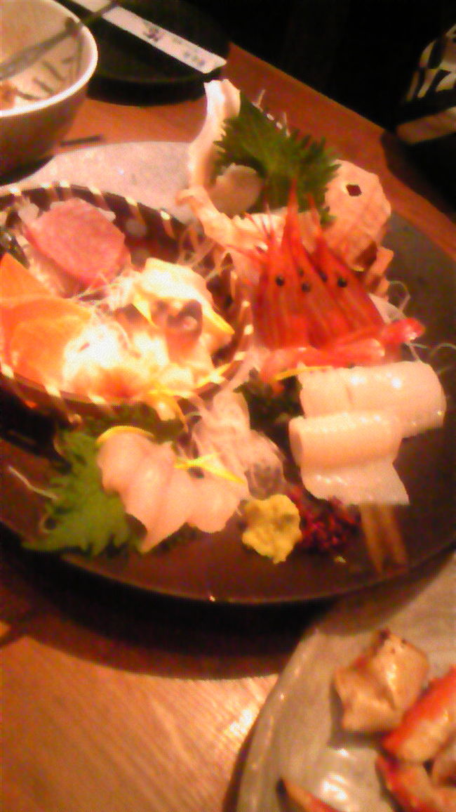 海へで出てきたお刺身８点盛りです。<br />食べやすいように３切れずつ切って盛ってきました。<br />やっぱり北海道は海の幸がおいしいのぉ〜。