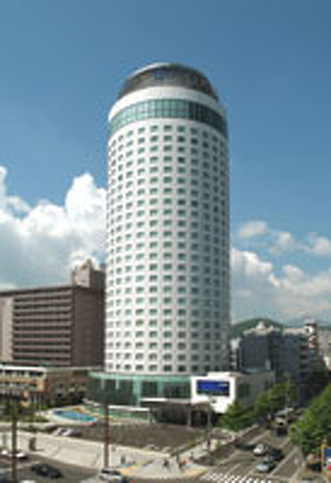 １日目のホテル。<br />面白い形でしょ〜？？<br />ホテルにしてはまん丸の棟なのね。<br />とてもきれいなホテルでした。